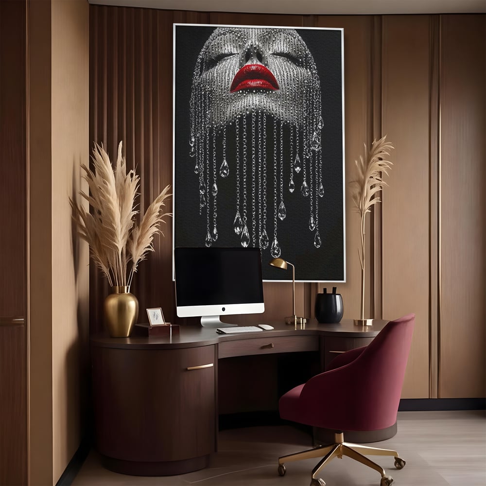 Tablou canvas cu tablou portret femeie cu cristale si buze rosii, in rama de aluminiu argintiu, pe perete intr-un birou